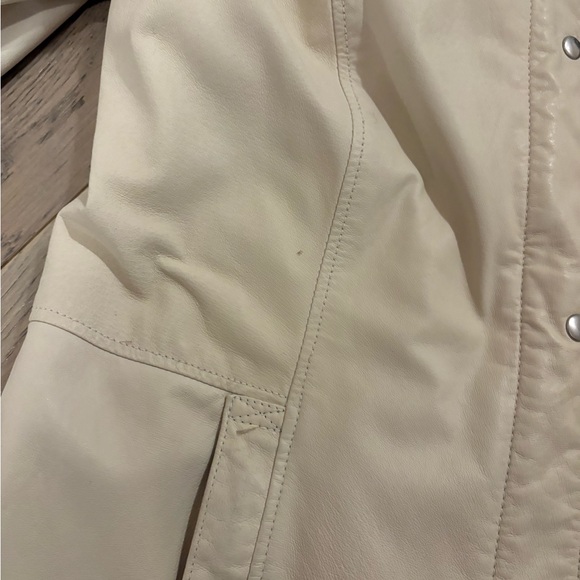 Danier Women's Ivory Leather Jacket - Picture 11 of 12